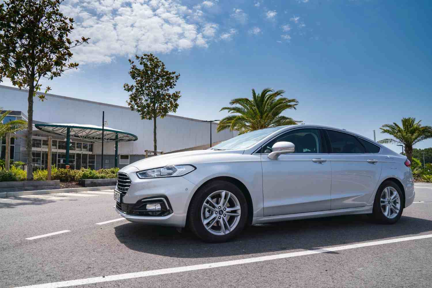 Coche plateado en estacionamiento exterior